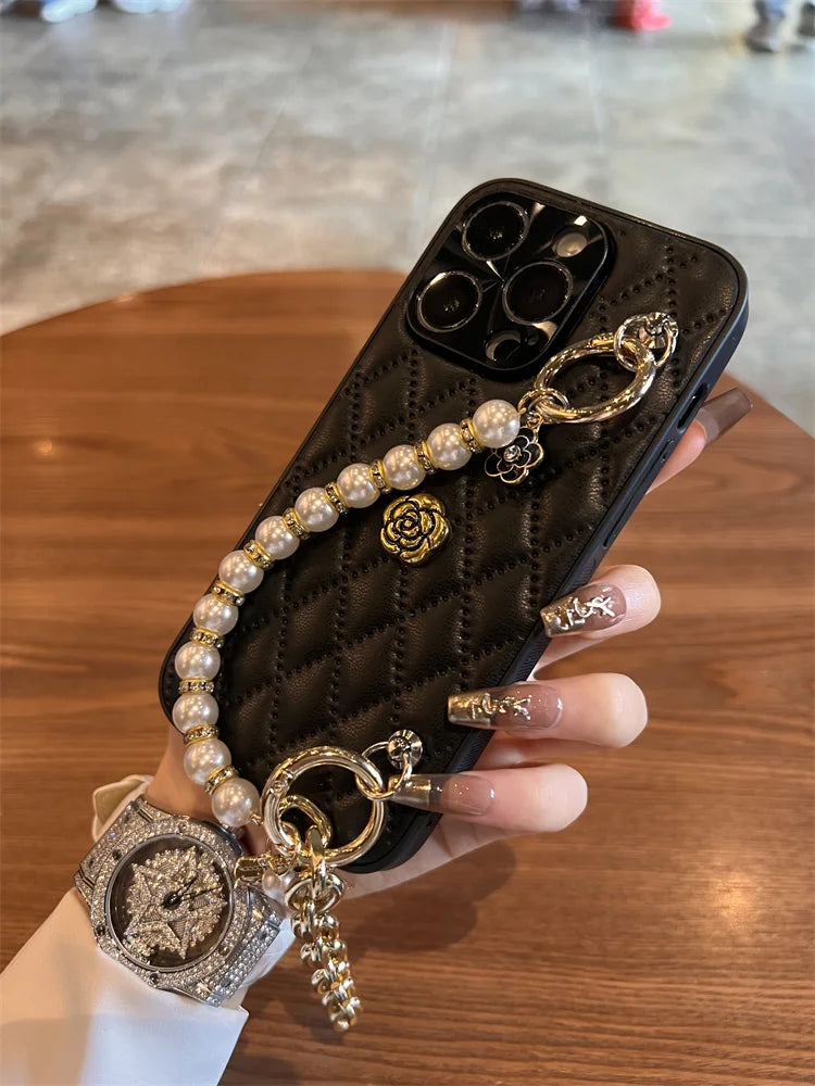 Capa de Luxo com Corrente e Flor 3D para iPhone 17 16 15 14 13 12 11 Pro Max